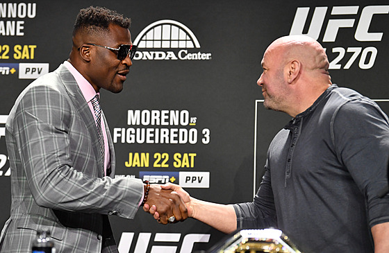 Francis NGannou a Dana White na tiskovce ped UFC 270.