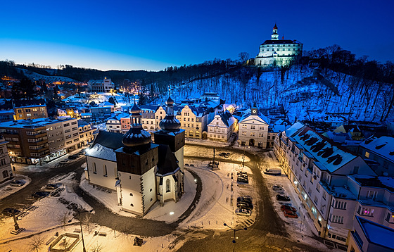 Náchod je ze zhruba 70% p�ipojen k místní teplárn�, která funguje �etrn� k...