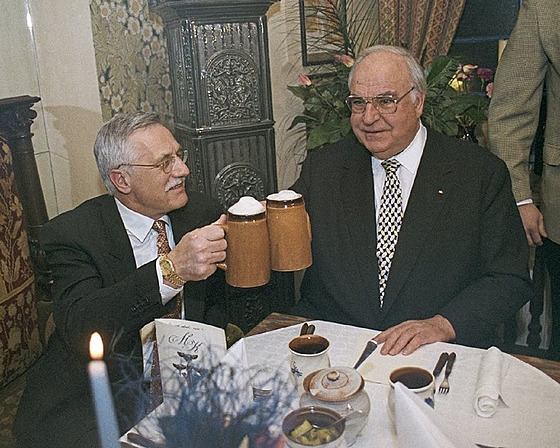 Tak na budoucnost! Podpis �esko-n�mecké deklarace zapili 21. ledna 1997 �eský...