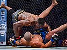 UFC 270: Francis N’Gannou dostává Ciryla Ganeho úspěšně na zem.