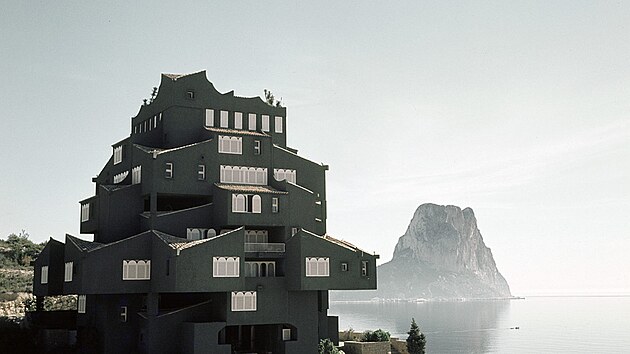 Odvaha španělskému architektovi nechybí. Ať už šlo o stavbu ubytování na pobřeží Španělska z roku 1962