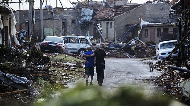 Snmky z ocenn srie Petra Topie s nzvem Zkza, kter obsadila prvn msto v kategorii Aktualita a zrove z n pochz vtzn fotografie roku. Srie mapuje hroziv nsledky po vtrnm vru z ervna minulho roku oima fotografa z medilnho domu MAFRA a. s. .