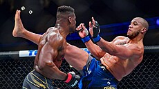 Francis N�Gannou v souboji s Cirylem Ganem.