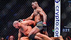 UFC 270: Francis N�Gannou dostal Ciryla Ganeho opakovan� úsp�n� na zem.