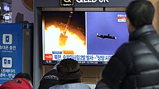 Lidé v Soulu sledují vypálení severokorejské rakety.