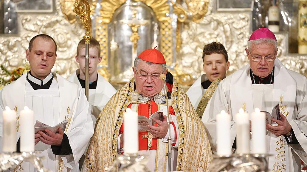 Kardinál Dominik Duka (uprostřed) a apoštolský nuncius, diplomatický zástupce...