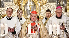 Kardinál Dominik Duka (uprostřed) a apoštolský nuncius, diplomatický zástupce... | na serveru Lidovky.cz | aktuální zprávy
