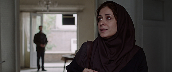 Tajuplný pomocník. Mina (Maryam Moghaddam) získává ve svém úsilí o spravedlnost...