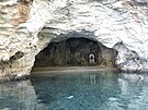 Lefkada. Kaplika ukrytá v jeskyni nedaleko msteka Nydri je pístupná jen z...