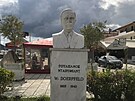 Lefkada. Pomník nmeckého archeologa Wilhelma Dörpfelda, který stojí v Nydri na...