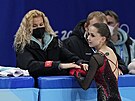 Kamila Valijevová na olympiád v Pekingu 2022 s trenérkou Eteri Tutberidzeovou.