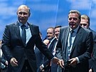 Ruský prezident Vladimir Putin (vlevo) a bývalý nmecký kanclé Gerhard...