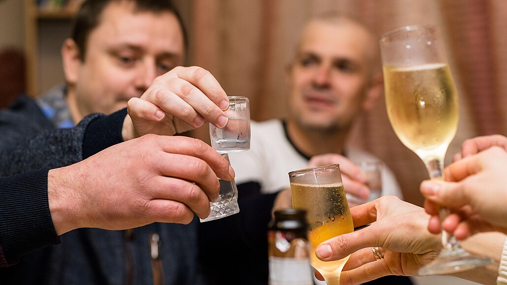 Stovky tisíc lidí během akce Suchej únor omezí pití alkoholu. Některým pak...