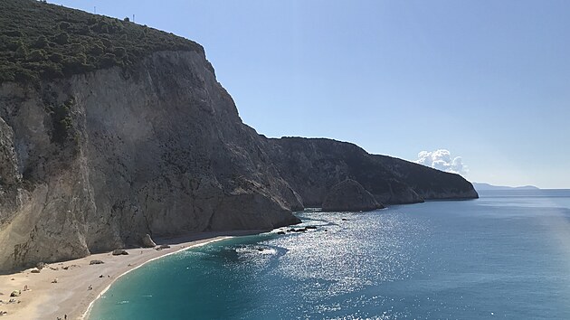 Lefkada. Západní pobřeží tohoto řeckého ostrova nabízí úchvatné pláže pod strmými skalními srázy.
