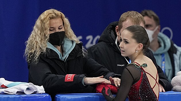 Kamila Valijevov na olympid v Pekingu 2022 s trenrkou Eteri Tutberidzeovou.