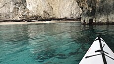 Lefkada. Pr�zra�n� �istá voda Jónského mo�e na západním pob�e�í.