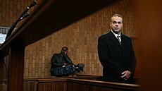 Krej u jihoafrickho soudu rozdval smvy a mval kamerm