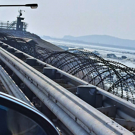 Na hranici se Severní Koreou - pohled z jihokorejské dálnice