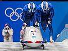 eský dvojbob Jakub Nosek a Dominik Dvoák v Pekingu 2022.