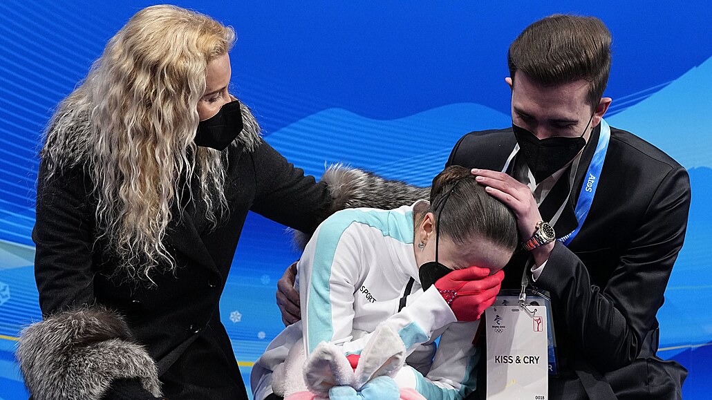 Kamila Valijevová v objetí trenérů (vlevo Eteri Tutberidzeová). A slzy v očích.