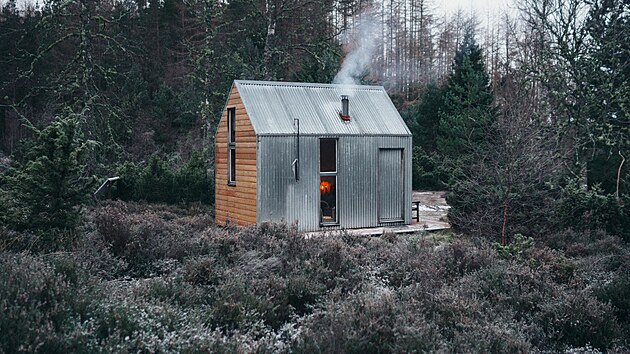 Chatka ve Skotsku  od architekta Iaina MacLeoda si hraje s tvarem stechy.