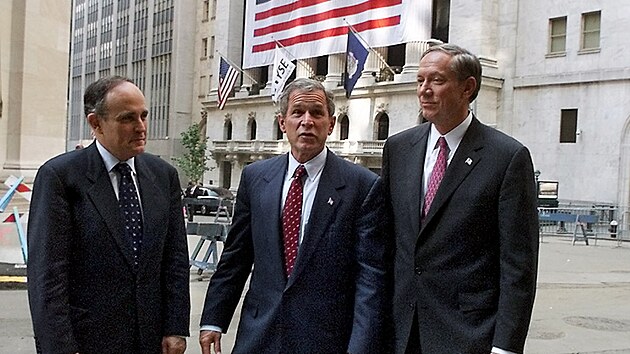 Newyorský starosta Rudy Giuliani (vlevo vedle prezidenta George W. Bushe) zail...