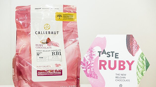 Růžová revoluce. S čokoládou jasně růžové barvy přišel na trh švýcarský výrobce kakaa a čokolády Barry Callebaut v roce 2017. Recept si značka úzkostlivě hlídá a konkurence o něm vede bouřlivé diskuse.