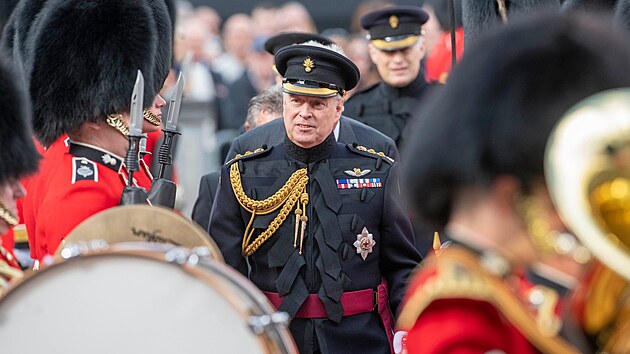 To jet vldla pohoda. Princ Andrew se na snmku z roku 2019 astn vzpomnkov akce k 75. vro osvobozen belgickho msta Bruggy.