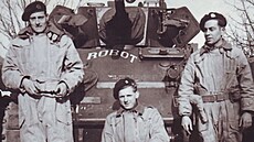 Na frontě. Leoš Štolfa (vpravo) se členy své tankové osádky v období obléhání... | na serveru Lidovky.cz | aktuální zprávy
