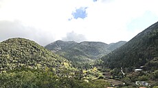 Na stee Lefkady, výhled na vesnici Eglouví a horský masiv