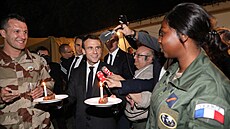 Francouzský prezident Macron při návštěvě v operačním centru v čadské N´Djameně. | na serveru Lidovky.cz | aktuální zprávy