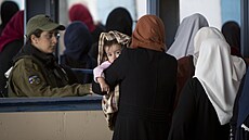 Kalandia checkpoint. Palestinci procházejí kontrolním stanovitm mezi...