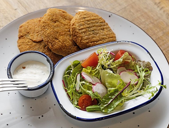 Krom� �erstvého salátu se ke karbanátk�m budou hodit jakkoli upravené brambory