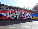 Pratí graffiti umlci o víkendu vytvoili v Praze v Bráníku na zdi u nájezdu...