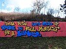 Pratí graffiti umlci o víkendu vytvoili v Praze v Bráníku na zdi u nájezdu...