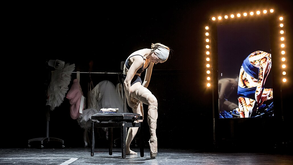 Zrcadlo vrací zdeformovaný obraz. Mienka echová ve své performanci Baletky.