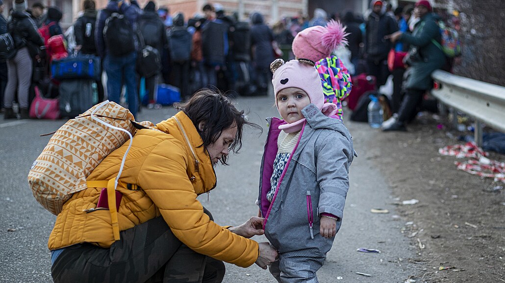 Západoukrajinský Uhorod se potýká s pívalem uprchlík. V kolonách tu stojí...