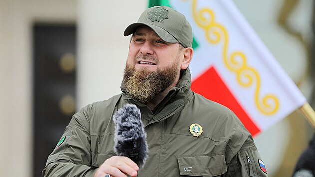 eensk vdce Ramzan Kadyrov na vojensk pehldce v hlavnm mst Groznm