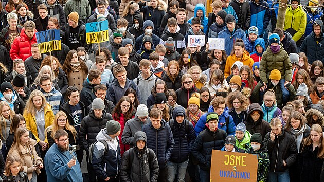 Na dvoe biskupského gymnázia v Hradci Králové se sely stovky student vetn...