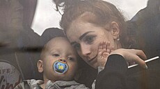 Pry z Kyjeva prchá v autobuse matka s díttem. Stejn jako dalí lidé.