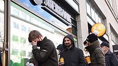 Fronta p�ed pra�skou pobo�kou Sberbank