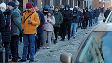 V mnoha ruských městech lidé oblehli bankomaty. Snímek je z Petrohradu | na serveru Lidovky.cz | aktuální zprávy
