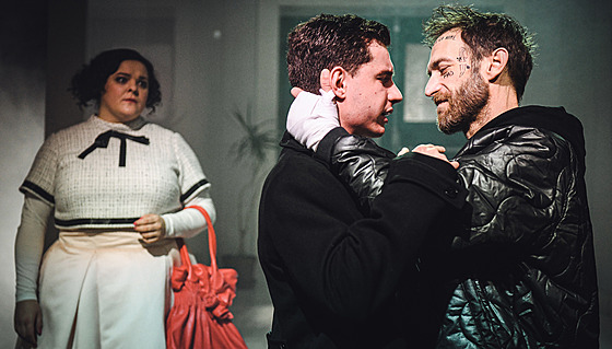 Nejasné poselství o násilí. Nata�a Bedná�ová (Clara), Oskar Hes (Eddie) a Jan...