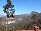 Pohled na kampus z nejbliího kopce.