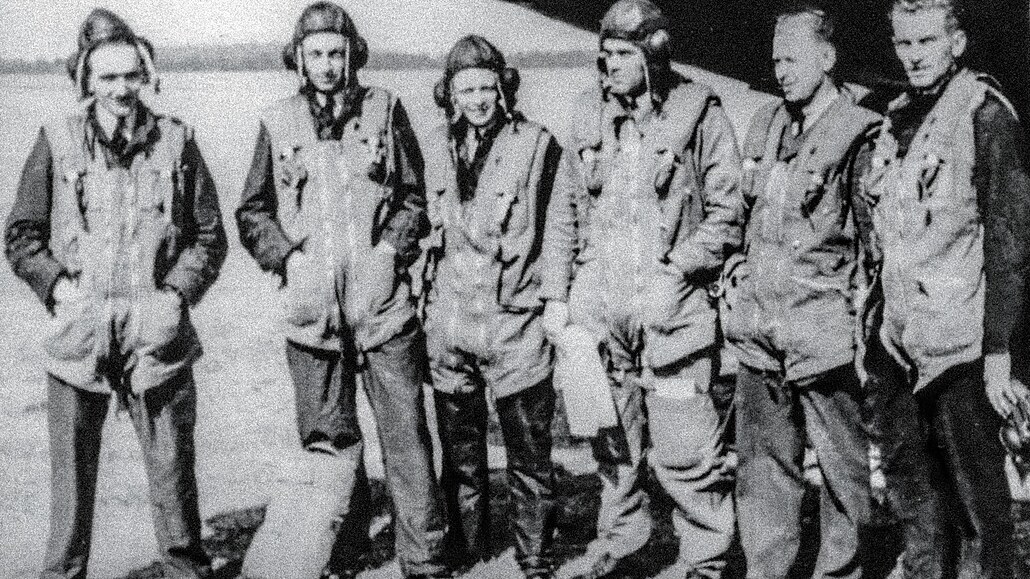 Zdenk Procházka (zcela vlevo) s osádkou 311. sl. bombardovací perut a vpravo...