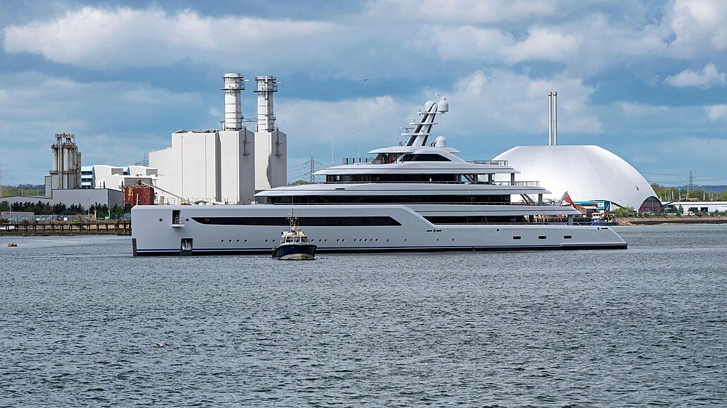 Luxusní jachta miliardáe Usmanova.