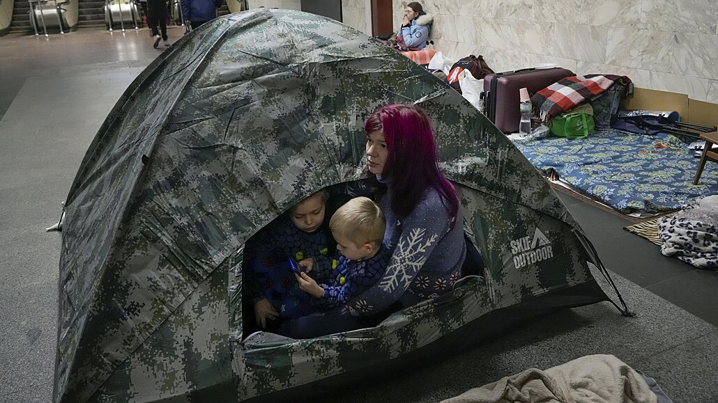 Kyjevané se ukrývají v metru ped ruským bombardováním.