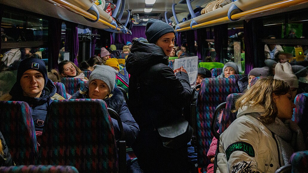 Evakuaní konvoj autobus odváí Volyské echy od slovensko-ukrajinské hranice
