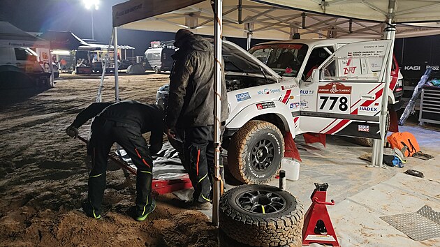 Toyota Land Cruiser HDJ80 v depu v péči mechaniků. Dakarská rallye 2022.