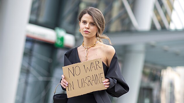Ne válce na Ukrajin, íká transparent jedné z návtvnic pehlídky Max Mara....